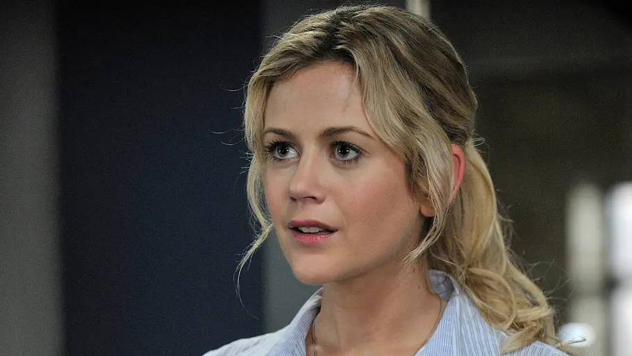 Rachael Carpani Schauspielerin Rachael Carpani in der Serie „Boys Are Back“. Die „McLeods Töchter“-Darstellerin ist im Alter von 45 Jahren unerwartet gestorben.
