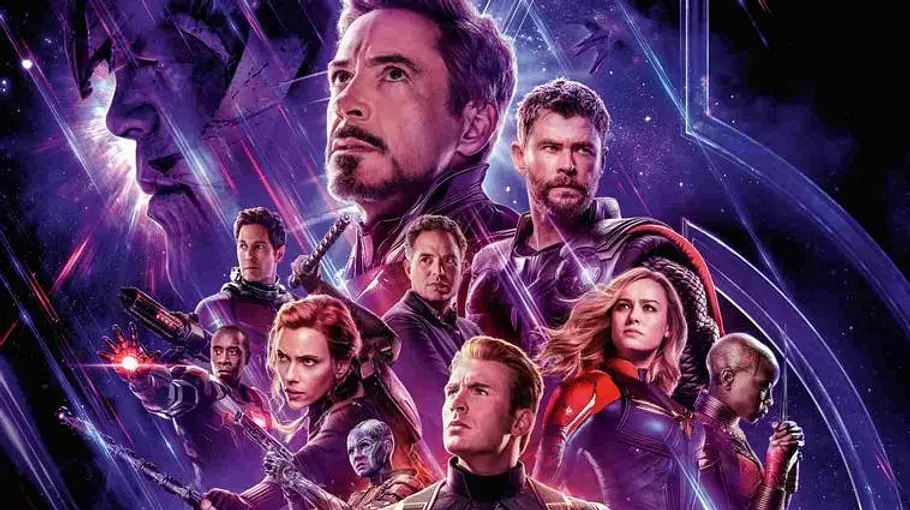 Filmposter zeigt verschiedene Superhelden der Avengers.