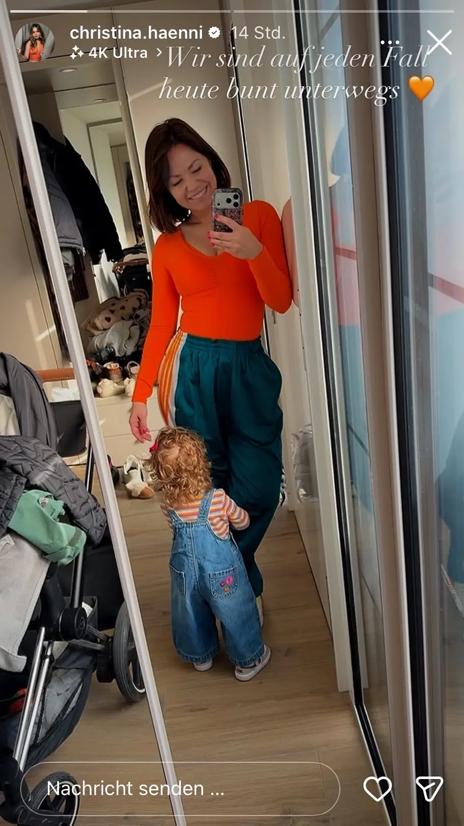 Christina Hänni mit ihrer Tochter vor einem Spiegel.