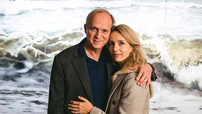 Sonja Wintersperger (Ursina Lardi) und Thomas Wintersperger (Ulrich Tukur). - Foto: WDR/KJ Entertainment/Lukas Salna Sonja Wintersperger (Ursina Lardi) und Thomas Wintersperger (Ulrich Tukur). - Foto: WDR/KJ Entertainment/Lukas Salna