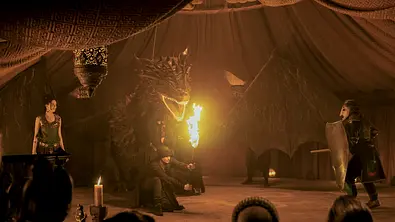 Ein Schauspiel mit einer Dracken-Marionette. - Foto: Steffan Hill/HBO
