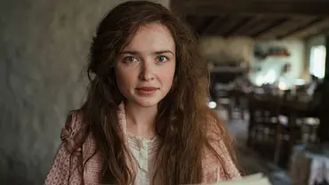 Sybylla sitzt an ihrer Schreibmaschine. - Foto: © 2026 Netflix, Inc. Sybylla sitzt an ihrer Schreibmaschine. - Foto: © 2026 Netflix, Inc.