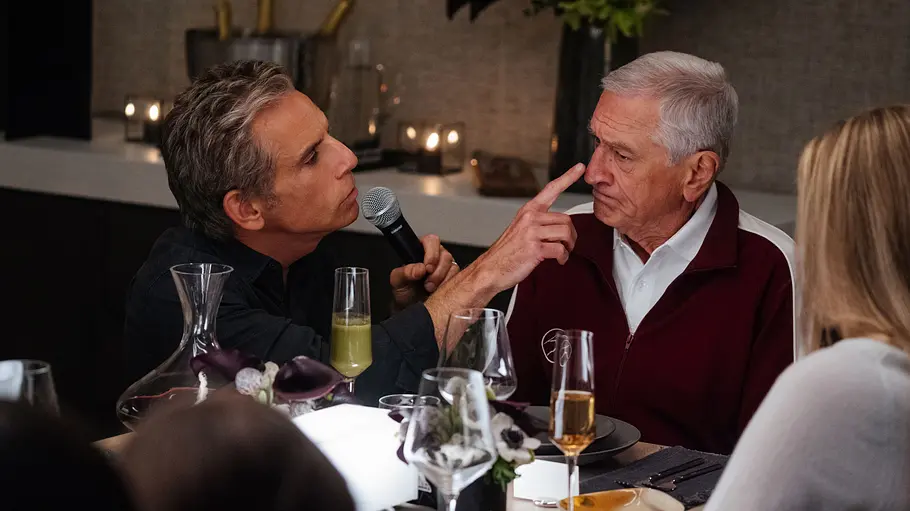 Meine Frau, unsere Schwiegertochter und ich Ben Stiller fässt Robert De Niro beim Karaokesingen an die Nase.