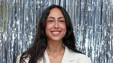 Melissa Khalaj steht auf der Premiere von der dritten Staffel von „Kaulitz & Kaulitz“. Sie lächelt breit. - Foto: IMAGO / Gartner Melissa Khalaj steht auf der Premiere von der dritten Staffel von „Kaulitz & Kaulitz“. Sie lächelt breit. - Foto: IMAGO / Gartner