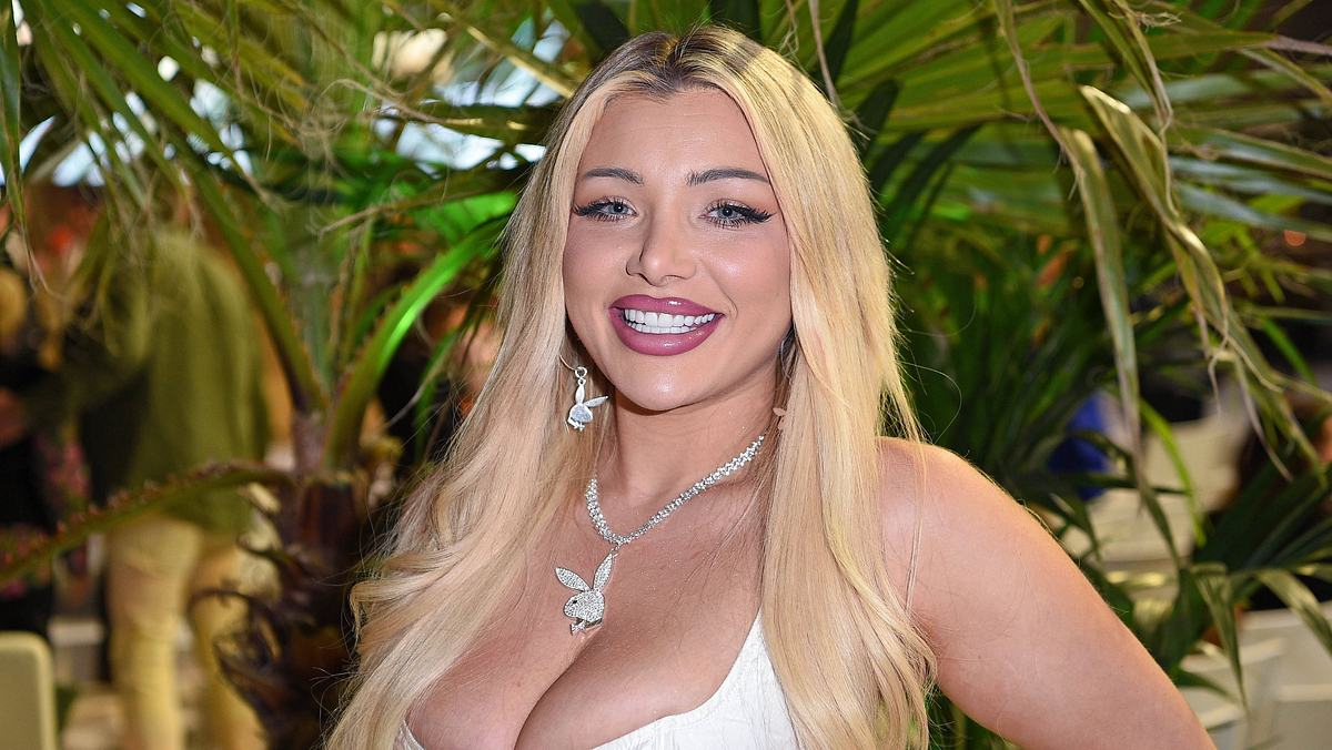 Melody Haase schießt betrunken auf Instagram um sich! Melody Haase posiert lächelnd vor der Kamera. Ob sie nach ihren betrunkenen Instagram Storys Gestern ebenso mit einem Lächeln aufwacht?