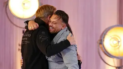 Jurymitglied Dieter Bohlen umarmt Menowin Fröhlich (r.) während der 22. Staffel von DSDS, die er jetzt gewonnen hat.  - Foto: RTL / Stefan Gregorowius