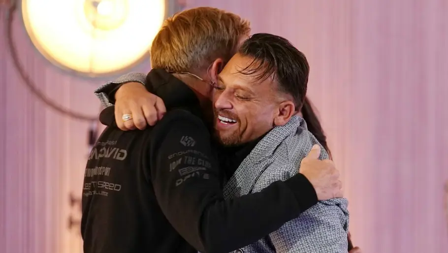 Bohlen Sorge um Menowin Fröhlich Jurymitglied Dieter Bohlen umarmt Menowin Fröhlich (r.) während der 22. Staffel von DSDS, die er jetzt gewonnen hat.