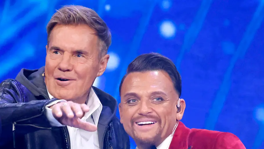 Menowin Fröhlich will der nächste DSDS-Juror werden. Dieter Bohlen und Menowin Fröhlich stehen bei DSDS glücklich nebeneinander.