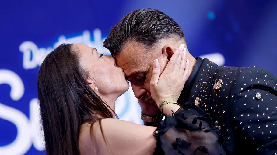 Ronja küsst Menowin Fröhlich auf der DSDS-Bühne auf die Stirn und hält sein Gesicht in beiden Händen.