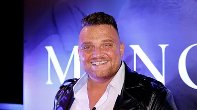 Menowin Fröhlich strahlt in die Kamera - Foto:  IMAGO / Panama Pictures