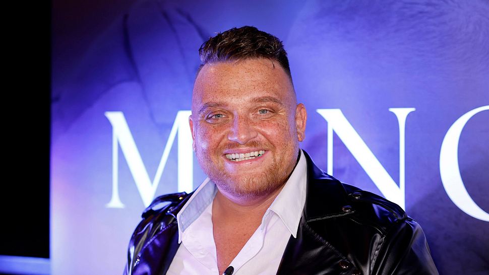Menowin guckt lächelt in die Kamera - Foto:  IMAGO / Panama Pictures