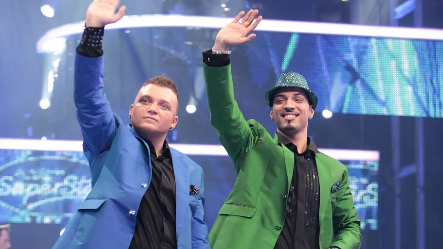 Gewinner Mehrzad Marashi (rechts) mit dem Zweitplatzierten Menowin Fröhlich im Finale der 7. Staffel der RTL-Show Deutschland sucht den Superstar.
