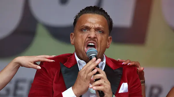 Menowin Fröhlich bei seinem Auftritt beim Schlagerfestival. - Foto: IMAGO / mix1 Menowin Fröhlich bei seinem Auftritt beim Schlagerfestival. - Foto: IMAGO / mix1