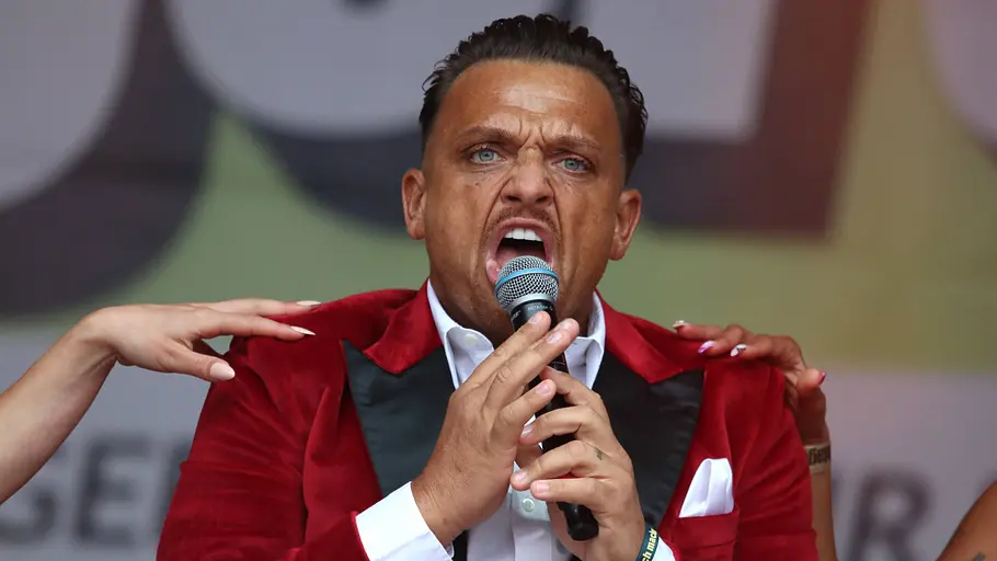 Menowin träumt weiterhin vom großen Durchbruch. Menowin Fröhlich bei seinem Auftritt beim Schlagerfestival.