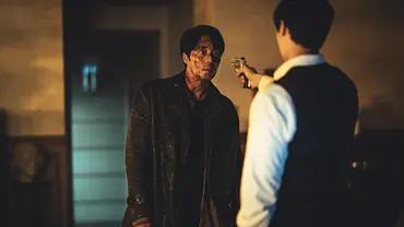 Nam Gi-jun wird eine Waffe vor den Kopf gehalten - Foto: Jung Jae-gu/Netflix Nam Gi-jun wird eine Waffe vor den Kopf gehalten - Foto: Jung Jae-gu/Netflix