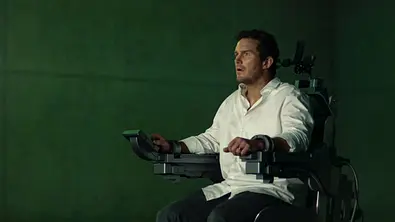 Chris Pratt sitzt angekettet auf einem Stuhl.  - Foto:  IMAGO / Landmark Media