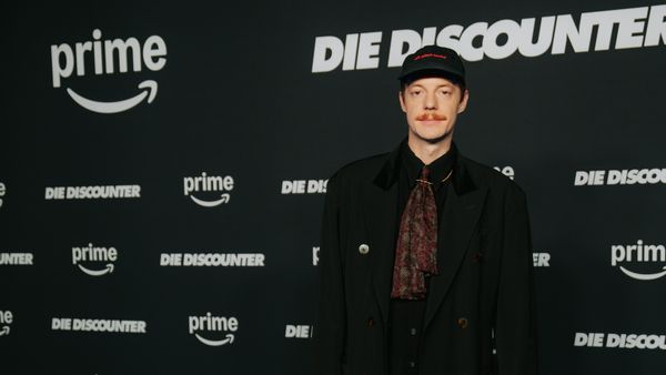 „Jonas spricht, wie von selbst aus mir. Merlin Sandmeyer im Interview zur 4. Staffel von Die Discounter - Foto: LEO SCHAEFER