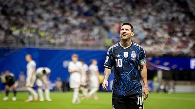Messi lacht und schaut nach oben. - Foto: IMAGO / Moritz Müller Messi lacht und schaut nach oben. - Foto: IMAGO / Moritz Müller