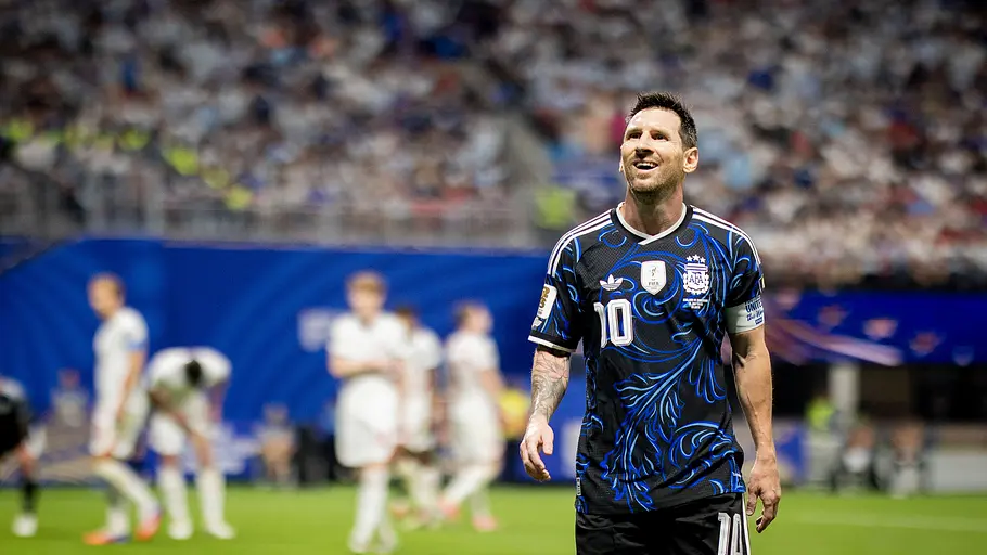 Setzt Messi noch einen drauf? Messi lacht und schaut nach oben.