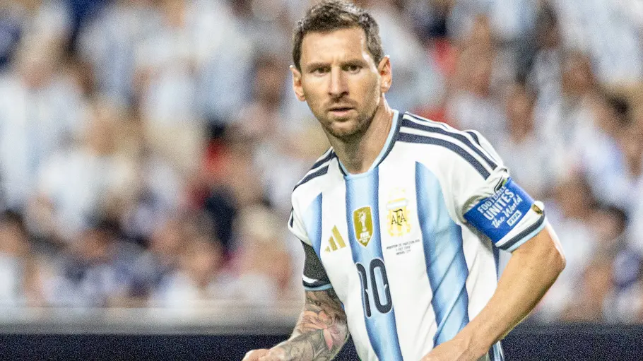 Er gilt als GOAT: Lionel Messi. Lionel Messi schaut ernst zur Seite.