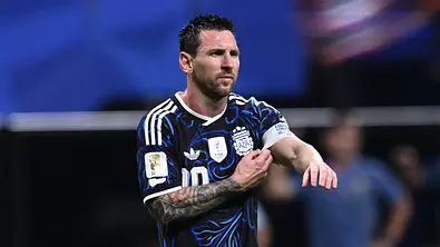 Messi richtet sich bei der WM 2026 die Kapitänsbinde - Foto: IMAGO / Gribaudi/ImagePhoto Messi richtet sich bei der WM 2026 die Kapitänsbinde - Foto: IMAGO / Gribaudi/ImagePhoto