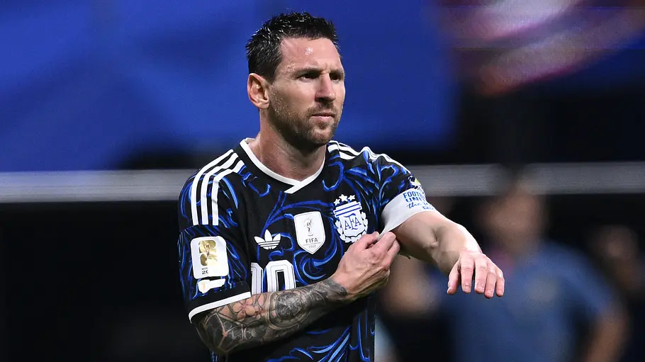 Lionel Messi Argentinien WM 2026 Messi richtet sich bei der WM 2026 die Kapitänsbinde