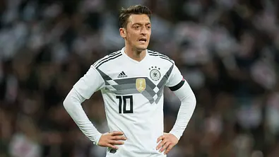 Mesut Özil im Trikot der deutschen Nationalmannschaft bei einem Spiel im Jahr 2018 - Foto: IMAGO / Sven Simon