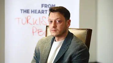 Mesut Özil ist auf einem politischen Bild im Anzug im Februar 2026 zu sehen - Foto: IMAGO / Anadolu Agency Mesut Özil ist auf einem politischen Bild im Anzug im Februar 2026 zu sehen - Foto: IMAGO / Anadolu Agency