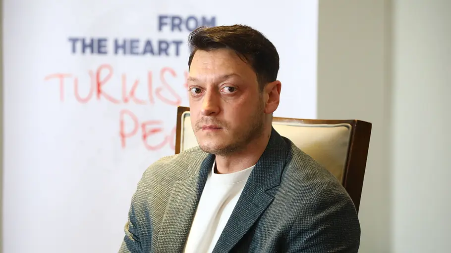Mesut Özil heute Mesut Özil ist auf einem politischen Bild im Anzug im Februar 2026 zu sehen