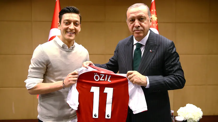 Mesut Özil mit Recep Erdogan Der türkisch-deutsche Fußballspieler Mesut Özil, der bei Arsenal spielt (links), überreicht dem türkischen Präsidenten Recep Tayyip Erdogan ein Trikot