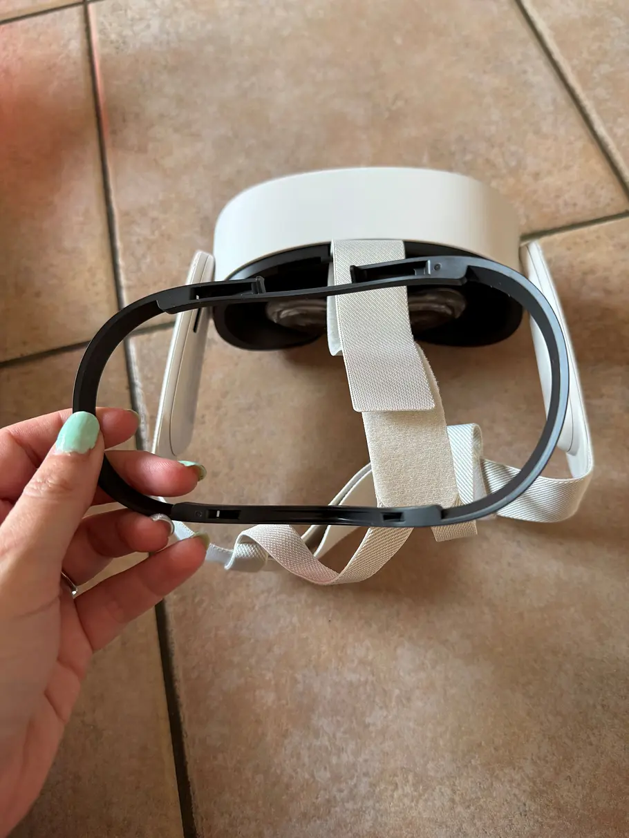 Der Abstandhalter der Meta Quest 3S. Im Hintergrund die AR Brille