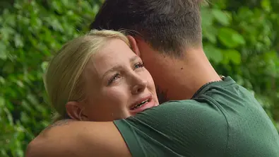 Micha und Edda im ‚Sommerhaus der Stars‘: Sie umarmen sich lange – und Edda bricht dabei tief in Tränen aus.  - Foto: RTL