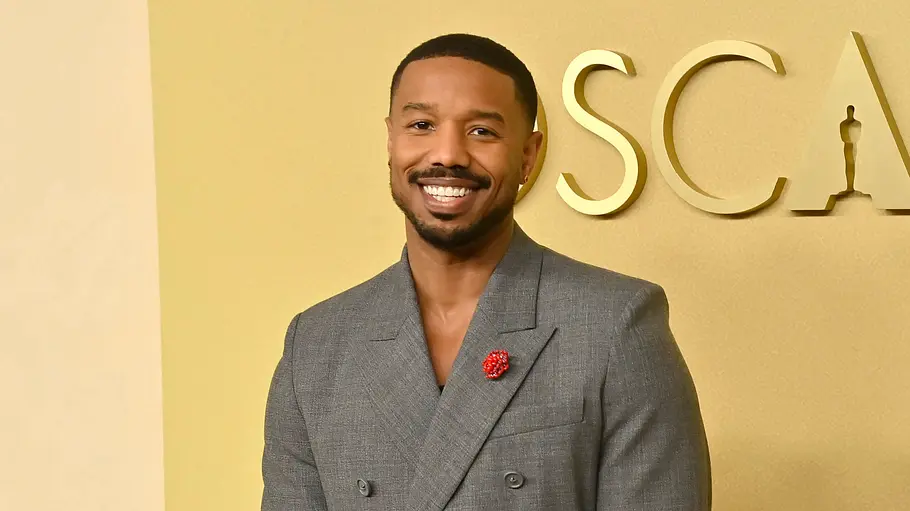 Michael B. Jordan Michael B. Jordan ist ausführender Produzent der „Fourth Wing“-Serie. Er steht auf dem roten Teppich und lächelt in die Kamera.