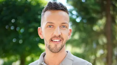 Michael Kaufmann lächelt in die Kamera. - Foto: RTL / Stefan Gregorowius