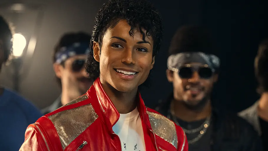 Michael Jaafar Jackson steht als Michael Jackson für den Film „Michael“ mit weiteren Personen in einer Halle, um dort das Musikvideo für „Beat It zu drehen.
