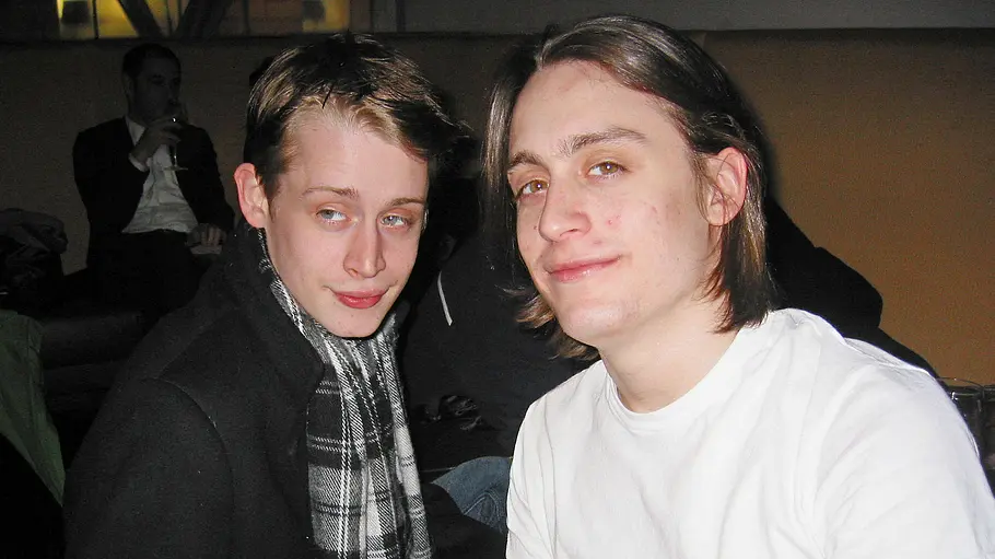 Kieran und Macaulay Culkin lächeln verschmitzt in die Kamera.