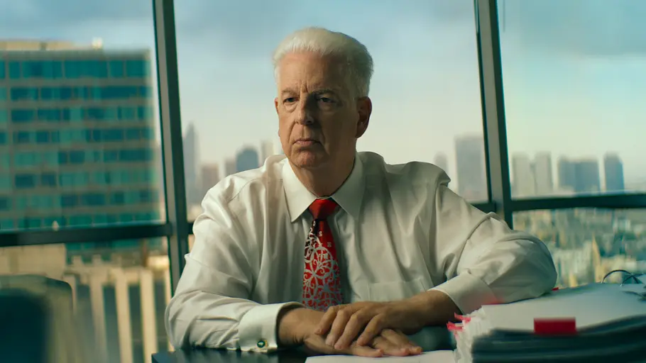 Brian Coxman wird in einem Bürogebäude mit Ausblick interviewt.