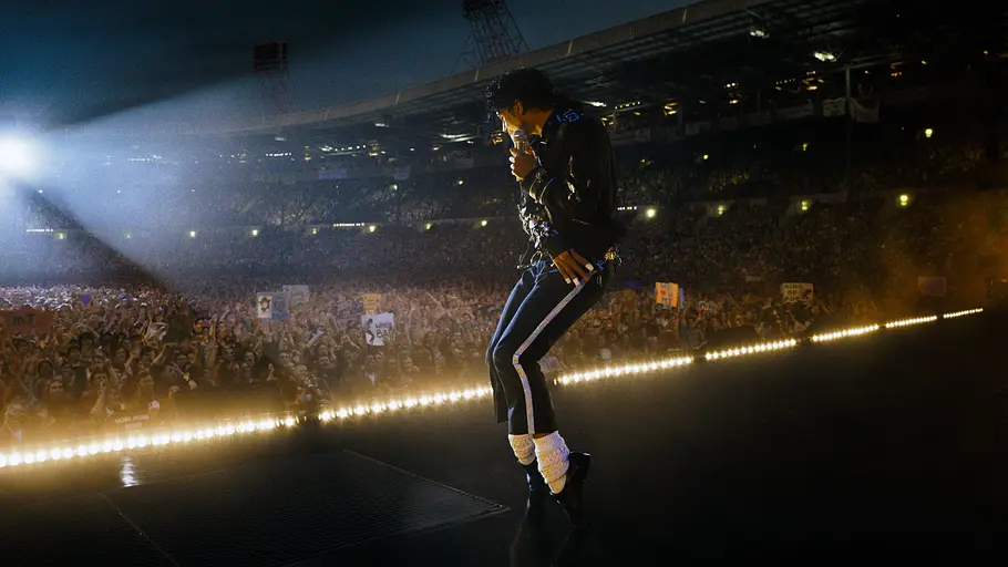 Michael Jackson Film Jaafar Jackson als Michael Jackson auf der Bühne im Scheinwerferlicht.