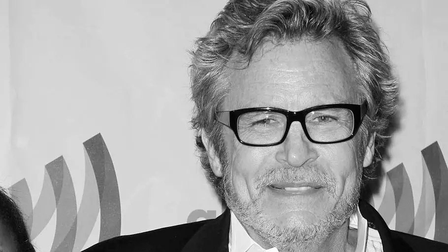 Michael Kearns war einer der ersten Schauspieler, die offen zu ihrer Homosexualität standen. Michael Kearns trägt eine dunkle Brille, ein weißes Hemd und ein dunkles Sakko auf einem Schwarz-Weiß-Porträt.