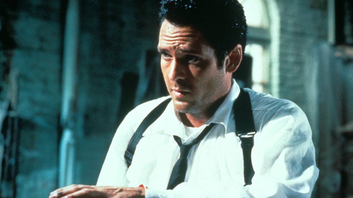 Michael Madsens beste Filmauftritte bleiben unvergessen. Michael Madsen in „Reservoir Dogs“ in einem weißen Hemd mit einer schwarzen Krawatte.