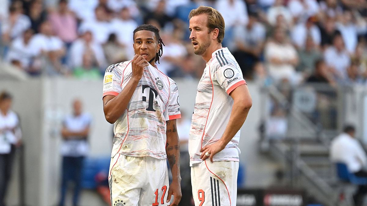 Michael Olise und Harry Kane beim FC Bayern München Michael Olise und Harry Kane stehen beim 4:1 Sieg der Bayern sehr eng beinander