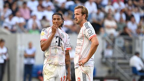Michael Olise und Harry Kane stehen beim 4:1 Sieg der Bayern sehr eng beinander - Foto: IMAGO / Sven Simon