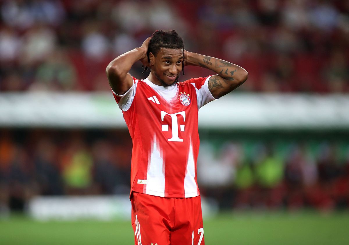 Michael Olise beim FC Bayern München Michael Olise greift sich an den Kopf nach dem knappen Sieg gegen Ausgburg