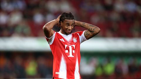 Michael Olise greift sich an den Kopf nach dem knappen Sieg gegen Ausgburg - Foto:  IMAGO / Ulrich Wagner
