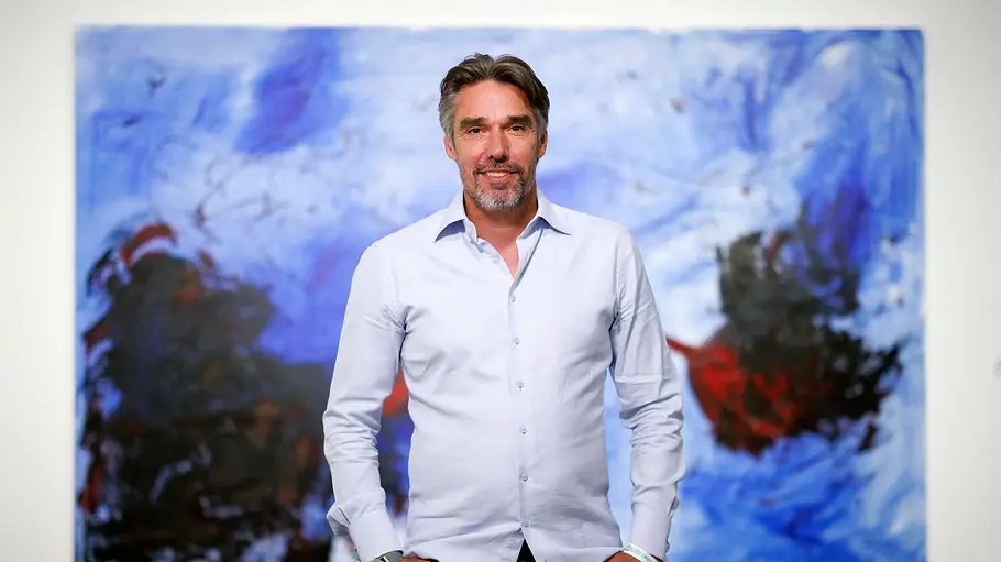 Michael Stich beim Shooting Michael Stich bei einem exklusiven Shooting vor seinen Gemälden in der Ausstellung Beyond Fame