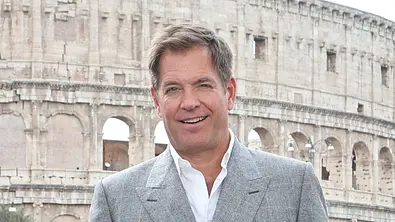 Michael Weatherly lächelt in die Kamera. Er trägt ein weißes Hemd und einen grauen Blazer. - Foto: IMAGO / ZUMA Press