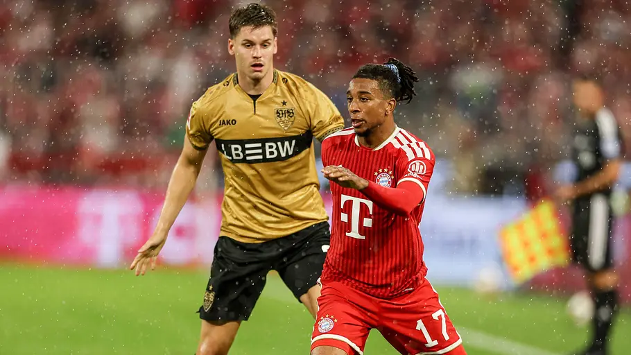 Michael Olise Michael Olise im Zweikampf beim Bundesliga-Auftaktspiel der Bayern gegen den VFB Stuttgart