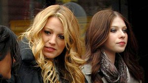 Blake Lively & Michelle Trachtenberg am Set von „Gossip Girl“. - Foto: IMAGO / Avalon.red