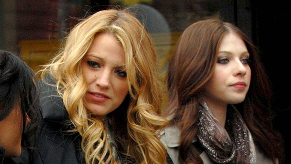 Blake Lively & Michelle Trachtenberg am Set von „Gossip Girl“. - Foto: IMAGO / Avalon.red