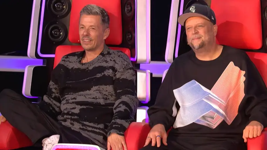 Michi & Smudo Teamfights The Voice of germany Michi & Smudo sitzen in ihrem Doppelstuhl bei The Voice of Germany und lächeln zufrieden.